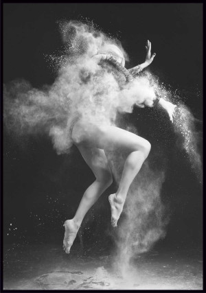 Plakat dancing on a dark