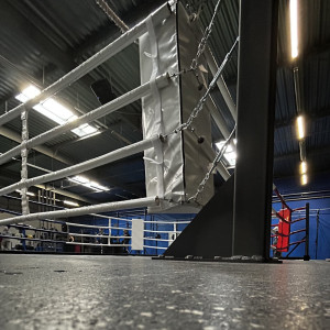 Ring Bokserski Przykręcany do Podłogi – Stały Montaż Boks Kickboxing