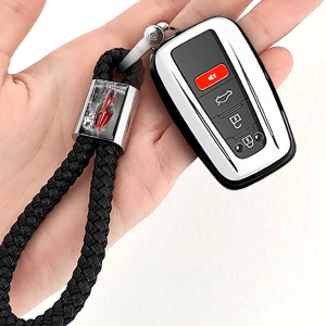 Individuell gestaltener Schlaufen-Schlüsselanhänger in Größe M mit deinem Auto mit Dunkle Stadt Hintergrund. - auto4style