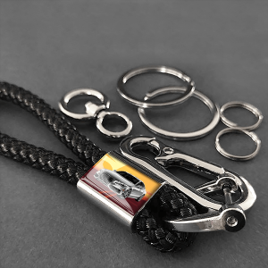 Individuell gestaltener Schlaufen-Schlüsselanhänger in Größe M mit deinem Auto mit Frauen mit Flaggen Hintergrund. - auto4style