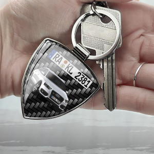 Personalisierter Schlüsselanhänger mit Auto-Modell und Kennzeichen – Ein besonderes Geschenk für Auto-Liebhaber. Sichern Sie sich jetzt! - auto4style