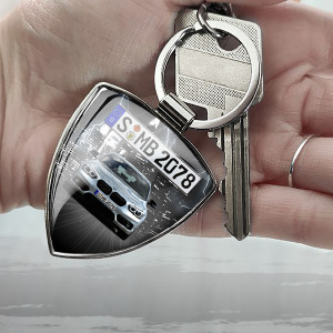 Personalisierter Schlüsselanhänger mit Auto-Modell und Kennzeichen – Perfekt für Auto-Enthusiasten. Ideales Geschenk! - auto4style