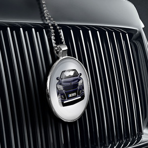 Personalisierter Spiegelanhänger Rund-M Metall mit deinem Auto u. Kennzeichen mit Weißem Hintergrund. - auto4style
