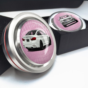 Individuelle Autoduftdose Chrom-M mit deinem Auto u. Kennzeichen mit Rosa Schlangenleder Hintergrund. - auto4style