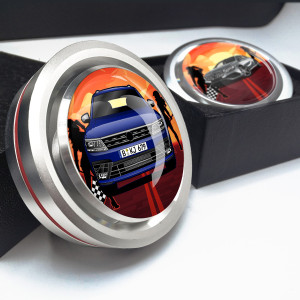 Individuelle Autoduftdose Chrom-M mit deinem Auto u. Kennzeichen mit Frauen mit Flaggen Hintergrund. - auto4style