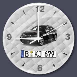 Persönliche Wanduhr Bedruckt-M mit deinem Automodell und Kennzeichen mit Weißes Leder Hintergrund! Wanduhr Auto personalisiert Autouhr Kfz Automotiv