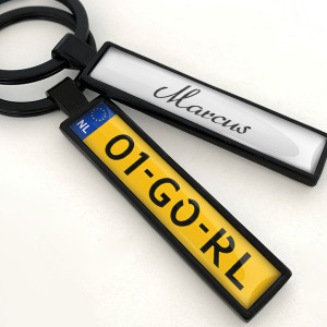 Sleutelhanger met naam, model en kenteken van je auto of uw tekst, zwart. Sleutelhanger voor autosleutel.