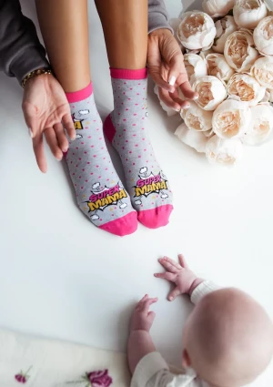 Skarpetki damskie na Dzień Mamy jasno szare z komiksowym napisem Super Mama Milena 37/41