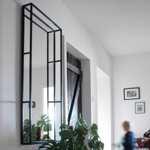 Lustro Grid – w metalowej czarnej ramie