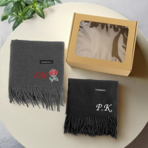 Personalizowane szaliki z haftem inicjałów dla Babci i Dziadka - elegancki zestaw prezentowy