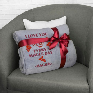 Koc z haftem imienia 160 x 200 cm z mikrofibry na prezent - I Love You