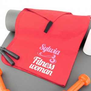 Różowy ręcznik treningowy z mikrofibry z nadrukiem dla kobiety - personalizowany Fitness Woman 75x150 cm