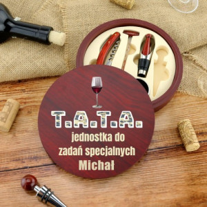 Personalizowany zestaw akcesoriów do wina dla taty z nadrukiem imienia w drewnianej szkatułce