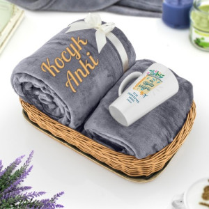 Zestaw prezentowy dla niej: koc z haftem 220 x 200 cm i kubek z nadrukiem 450 ml - Kto czyta książki