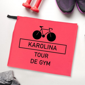 Różowy ręcznik sportowy z mikrofibry dla rowerzystki z nadrukiem personalizowanym 75x150 cm