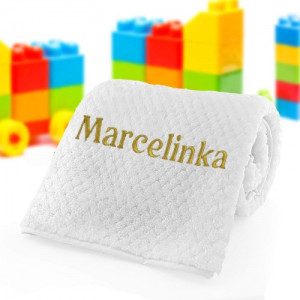 Koc dziecięcy z haftem 80 x 90 cm z falbanką – miękki biały kocyk personalizowany