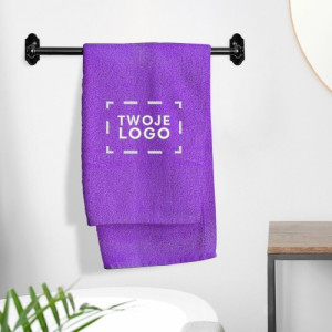 Fioletowy ręcznik kąpielowy 70x140 cm z haftem logo firmowego - bawełniany ręcznik reklamowy