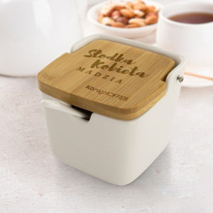 Porcelanowa cukiernica z łyżeczką i grawerem dla niej – personalizowany prezent Słodka Kobieta