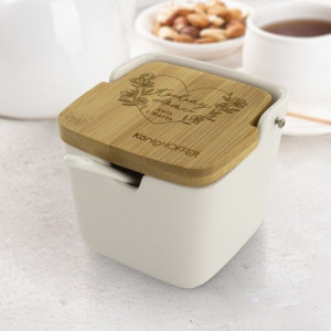 Porcelanowa cukiernica z łyżeczką i grawerem dla mamy – personalizowany prezent na słodkości