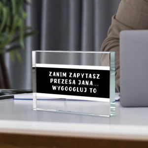 Szklany wizytownik na biurko z nadrukiem UV – personalizowany stojak na wizytówki „Zanim zapytasz”