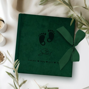 Welurowy album na zdjęcia z grawerem dla dziecka – Stópki, personalizowany prezent na chrzest i urodziny