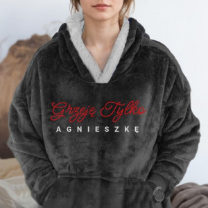 Bluza koc damska czarna z kapturem i haftem personalizowanym – ciepła oversize