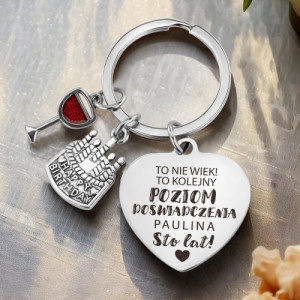 Personalizowany brelok do kluczy z grawerem na urodziny dla niej - Kolejny Poziom