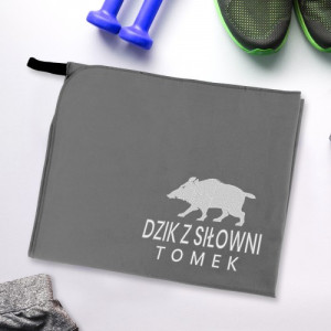 Ręcznik sportowy z mikrofibry z nadrukiem Dzik z siłowni – szybkoschnący ręcznik treningowy 75x150 cm