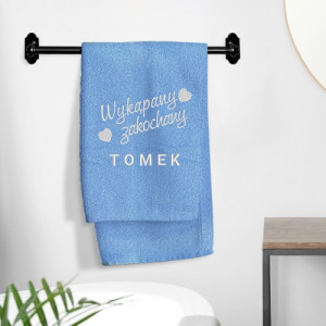 Ręcznik kąpielowy 70x140 cm niebieski z haftem „Wykąpany zakochany” – bawełniany ręcznik na prezent