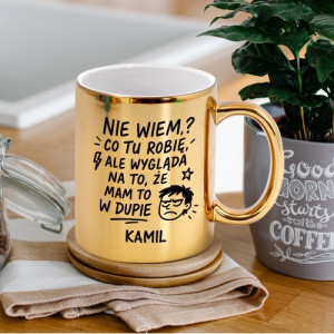 Kubek ceramiczny złoty z nadrukiem dla kolegi z pracy – Co ja robię, personalizowany prezent 330 ml