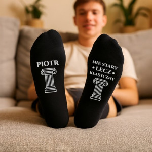 Zabawne skarpetki męskie czarne z nadrukiem personalizowanym – idealny prezent dla niego