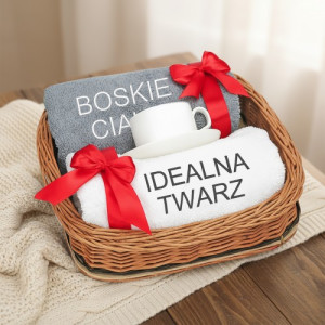 Personalizowany zestaw prezentowy dla kobiety z haftowanymi ręcznikami i filiżanką do kawy – Idealnie Boska