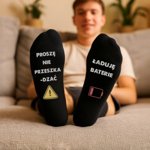 Czarne skarpetki męskie z nadrukiem „Ładuję baterie” – śmieszny prezent dla niego