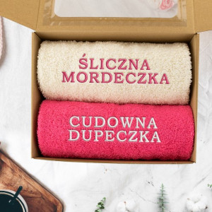 Komplet ręczników z haftem dla dziewczyny 50 x 100 cm – różowy i ecru, personalizowany prezent „Cudowne ciałko”