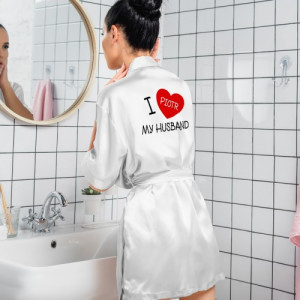 Satynowy szlafrok damski biały z nadrukiem dla żony – I Love Husband