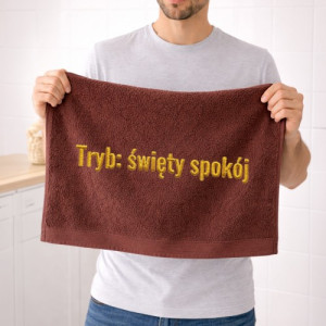 Brązowy ręcznik kąpielowy 70x140 cm z haftem dla faceta – Święty Spokój