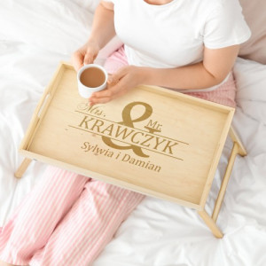 Personalizowany stolik śniadaniowy z grawerem dla pary - prezent ślubny Mrs. & Mr.