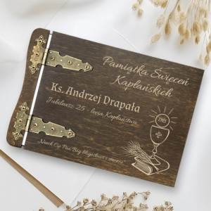 Album drewniany na zdjęcia z grawerem dla księdza na święcenia