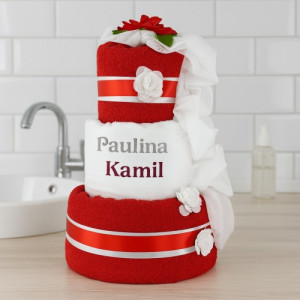 Personalizowany tort z ręczników na ślub z haftem imion dla Pary Młodej