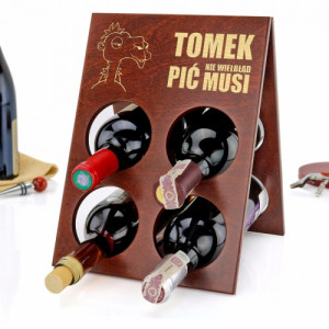 Stojak na wino z grawerem na urodziny dla niego - personalizowany prezent "Musi pić"