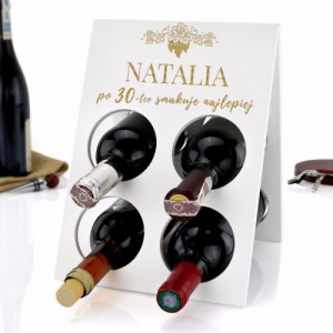 Personalizowany drewniany stojak na wino z grawerem na urodziny – prezent na 4 butelki