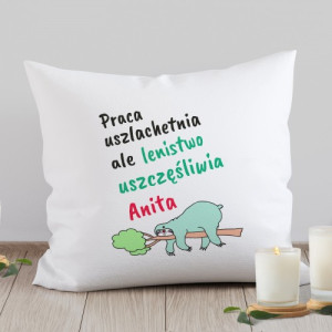Poduszka dekoracyjna z nadrukiem dla niej – personalizowany prezent „Praca uszlachetnia”