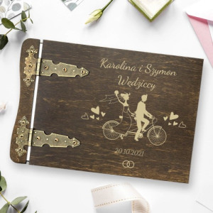 Personalizowany drewniany album na zdjęcia z grawerem na ślub – Miłosna Podróż