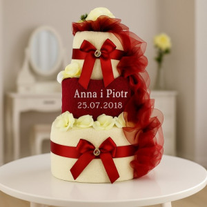 Personalizowany tort z ręczników z haftem imion dla pary młodej na ślub
