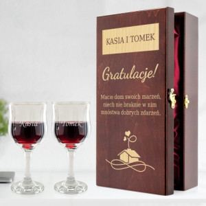 Skrzynka na wino z kieliszkami i grawerem na parapetówkę - Dom Marzeń