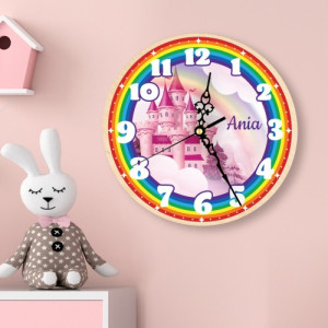 Personalizowany zegar ścienny dla dziecka na drewnie - W królestwie tęczy