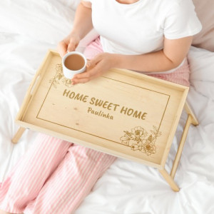 Stolik śniadaniowy z grawerem dla niej z drewna – personalizowany prezent Home Sweet Home