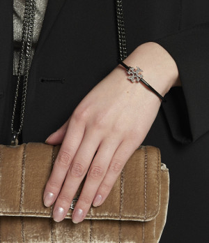 TORY BURCH Bransoletka Eleanor Enamel Pave Hinged Cuff