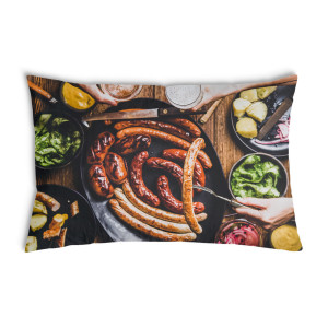Oreiller Avec une assiette de saucisses