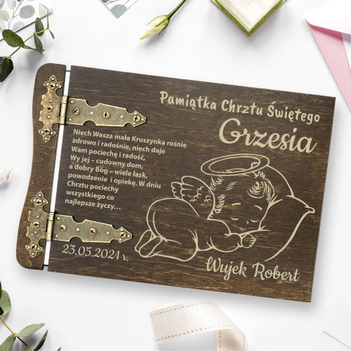 Drewniany album na zdjęcia z grawerem na chrzest - Kruszynka